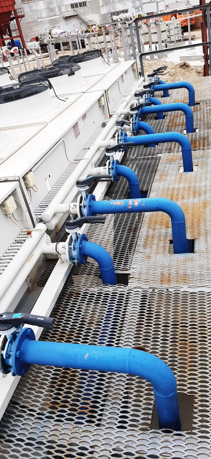 Outdoor dry-cooling equipment and connected pipework at the inspected installation